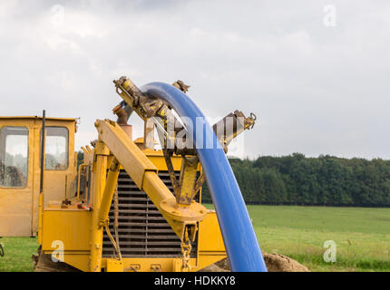 Rohr verlegen Baustelle auf einer Wiese. Stockfoto