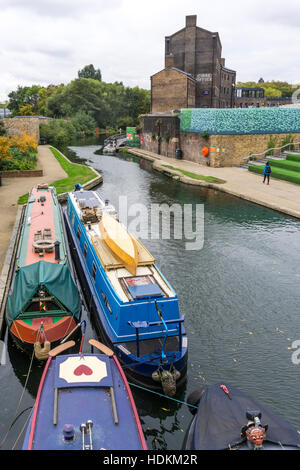 Schmale Boote auf der Regent Canal in Kings Cross, London. Stockfoto