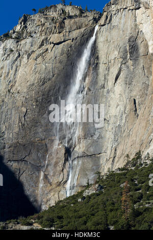 Nahaufnahme eines Teils der oberen Yosemite spät in den Herbst mit einer geringen Strömung von Wasser fällt Stockfoto