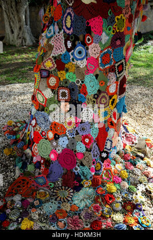 Ein Baum von gestrickten wollenen Blumen in einem Park Gladstonos in Paphos Altstadt eingerichtet. Stockfoto