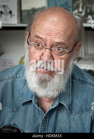 Madrid, Spanien - 28. Mai 2016: Jose Luis Cuerda Spanish film, Regisseur, Drehbuchautor und Produzent in Madrid Buchmesse, Madrid, Spanien. Stockfoto