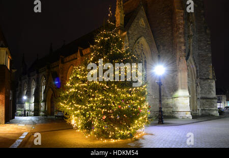 Der Weihnachtsbaum und Newport Minster Kirche von St. Thomas Platz, Newport, Isle Of Wight. Stockfoto