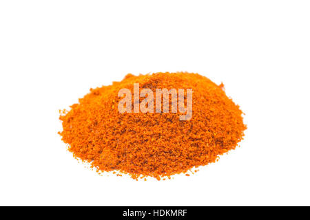 Haufen Gewürz Cayennepfeffer Pulver isoliert auf weißem Hintergrund Stockfoto