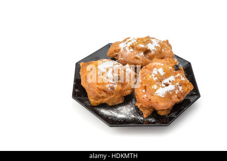 Haufen von gezuckerten frittierte Krapfen oder Oliebollen auf Skala isoliert auf weißem Hintergrund Stockfoto