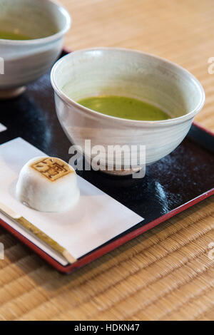 Tassen Matcha grüner Tee auf dem Tisch Stockfoto