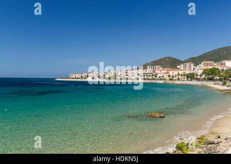 Die Felsen und Kieselsteine von der Küste in Ajaccio auf Korsika an einem sonnigen Tag Stockfoto