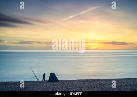 Fischer am Chesil Beach bei Sonnenuntergang, Dorset, England, UK Stockfoto