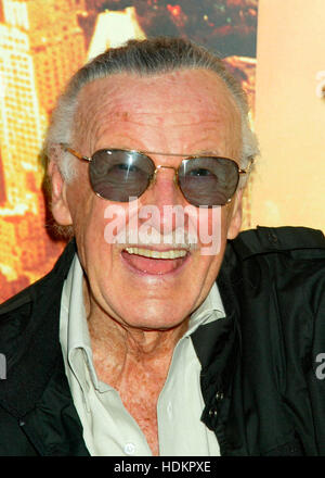 Spiderman-Schöpfer Stan Lee bei der Premiere für den Columbia Pictures Film "Spider-Man 2" im Mann Village Theatre in Westwood Abschnitt von Los Angeles, Kalifornien am 22. Juni 2004.  Bildnachweis: Francis Specker Stockfoto