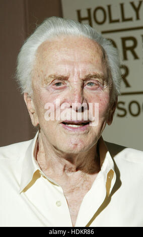 Schauspieler Kirk Douglas posiert für Fotografen bei der Hollywood Foreign Press Association Annual (HFPA) Installation Luncheon im Beverly Hills Hotel in Beverly Hills, Kalifornien am 11. August 2004. Foto von Francis Specker Stockfoto