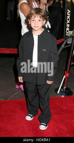 Ensemble-Mitglied stellt Jonah Bobo für Fotografen bei der Los-Angeles-Premiere des Films, "Um die Kurve" bei der Directors Guild of America am 14. September 2004. Die Warner Independent Pictures Film wird am 8. Oktober veröffentlicht werden. Foto von Francis Specker Stockfoto