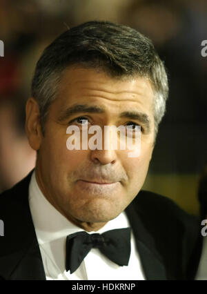 George Clooney bei der Premiere des Films "Ocean's Twelve" in Grauman Chinese Theatre am 8. Dezember 2004 in Los Angeles. Bildnachweis: Francis Specker Stockfoto