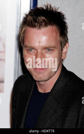 Schauspieler Ewan McGregor kommt als Gast für die Premiere des Films "Näher" im Mann Village Theatre in Westwood i.d von Los Angeles, Kalifornien auf Montag, 22. November 2004. Bildnachweis: Francis Specker Stockfoto