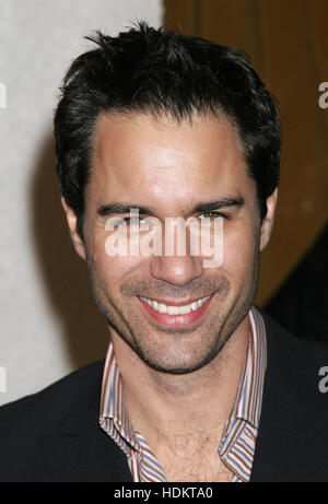 Eric McCormack bei der Premiere des Films, "Näher" im Mann Village Theater am 22. November 2004 in Los Angeles. Bildnachweis: Francis Specker Stockfoto