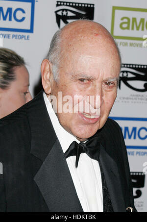 Carl Reiner kommt bei der 19. jährliche American Cinematheque Award ehrt Schauspieler Steve Martin in Beverly Hills, CA am 12. November 2004. Foto von Francis Specker Stockfoto