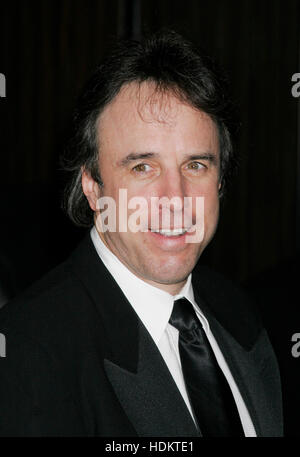 Kevin Nealon kommt bei der 19. jährliche American Cinematheque Award ehrt Schauspieler Steve Martin in Beverly Hills, CA am 12. November 2004. Bildnachweis: Francis Specker Stockfoto