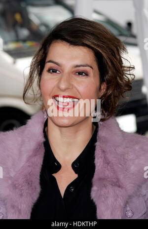 Schauspielerin Nia Vardalos kommt als Gast an der 7. November 2004 Los Angeles Premiere des neuen Animationsfilm "Polar Express". Der Film mit Tom Hanks, basiert auf dem Kinderbuch mit dem gleichen Namen und unter der Regie von Robert Zemeckis, öffnet sich in den USA November 10. Foto von Francis Specker Stockfoto