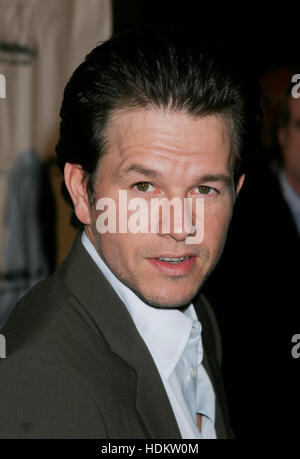 Schauspieler Mark Wahlberg stellt auf der 11. Jahrestagung Gala für The Children A Place Called Home im Beverly Hilton in Beverly Hills, CA am 28. Oktober 2004 zu profitieren. A Place Called Home ist ein nach der Schule Programm für verarmte Innenstadt-Jugend in Los Angeles. Foto von Francis Specker Stockfoto