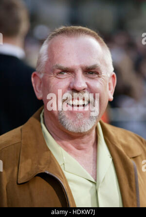 Schauspieler John Ratzenberger, der die Stimme der Charakter, "The Underminer" Posen für die Fotografen bei der Premiere von der neue Animationsfilm von Pixar, "The Incredibles" am El Capitan Theatre in Los Angeles, 24. Oktober 2004 ist. Der Film beginnt in den Vereinigten Staaten am 5. November. Foto von Francis Specker Stockfoto