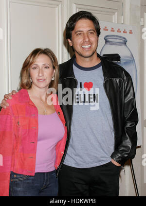 Schauspieler Ray Romano, Recht und seiner Ehefrau Anna, kommen bei der Premiere des Films, "Lobrede" Manns Festival Theatre in Los Angeles, 12. Oktober 2004. Der Film wird von Lions Gate Films am 15. Oktober veröffentlicht. Foto von Francis Specker Stockfoto