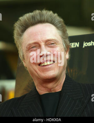 Oscar-prämierten Schauspieler Christopher Walken lacht während der legendären Hand & Fußabdrücke Zeremonie für ihn Graumans Chinese Theatre in Los Angeles, 8. Oktober 2004. Foto von Francis Specker Stockfoto