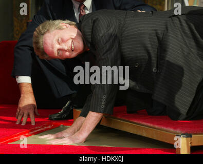 Academy Award ausgezeichneten Schauspieler Christopher Walken schiebt seine Hände in den Zement während der legendären Hand & Fußabdrücke Zeremonie in Grauman Chinese Theatre in Los Angeles, 8. Oktober 2004. Foto von Francis Specker Stockfoto