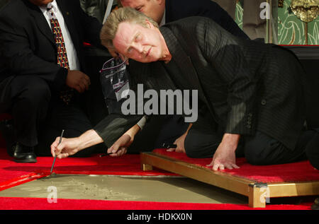 Academy Award ausgezeichneten Schauspieler Christopher Walken unterschreibt seinen Namen in Zement während der legendären Hand & Fußabdrücke Zeremonie in Grauman Chinese Theatre in Los Angeles, 8. Oktober 2004. Foto von Francis Specker Stockfoto