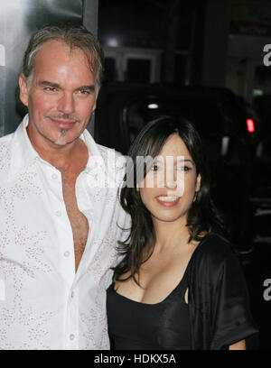 Billy Bob Thornton und seine Freundin Connie Angland bei der Premiere für "Friday Night Lights" am 6. Oktober 2004 in Los Angeles, Kalifornien. Bildnachweis: Francis Specker Stockfoto
