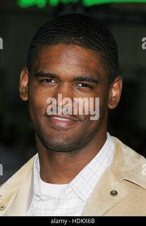 Darsteller Lee Jackson posiert für Fotografen auf der Premire des Films, "Friday Night Lights", bei Graumans Chinese Theatre in Los Angeles, 6. Oktober 2004. Die Universal Film über die Saison 1988 des Perm hohe Panthers Football-Teams von Odessa, Texas, eröffnet in den USA am 8. Oktober. Foto von Francis Specker Stockfoto