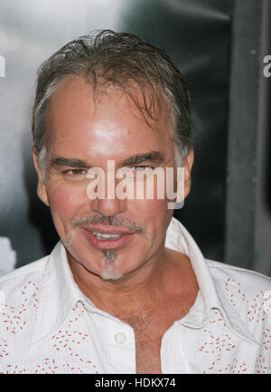 Formmitglied Billy Bob Thornton posiert für die Fotografen bei der Premire seines Films "Friday Night Lights", bei Graumans Chinese Theatre in Los Angeles, 6. Oktober 2004. Die Universal Film über die Saison 1988 des Perm hohe Panthers Football-Teams von Odessa, Texas, eröffnet in den USA am 8. Oktober. Foto von Francis Specker Stockfoto