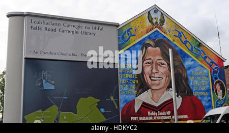 Belfast Falls Rd Rebublican Bobby Sands Wandbild und Carnegie-Bibliothek Stockfoto