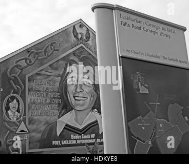 Belfast Falls Rd Rebublican Bobby Sands Wandbild und Carnegie Bibliothek BW Monochrom Stockfoto