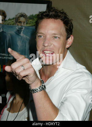 Darsteller Matthew Lillard verweist auf Fotografen während der Premiere des Films 'Without A Paddle' in Los Angeles am 16. August 2004. Foto von Francis Specker Stockfoto