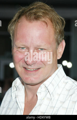 Schwedische Schauspieler Stellan Skarsgard an der Film-premiere von "Exorcist: The Beginning" in Los Angeles am 18. August 2004. Die Warner Bros.-Film ist ein Prequel zu "The Exocrcist", eröffnet am 20. August in den USA.  Foto von Francis Specker Stockfoto
