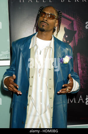 Schauspieler und Rap-Musikaufnahmemusiker Calvin 'Snoop Dogg' Broadus kommt zur Premiere des Films 'Catwoman' am 19. Juli 2004 in Los Angeles an. Foto von Francis Specker Stockfoto