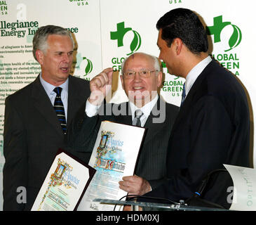 Der ehemalige sowjetische Führer Michail Gorbatschow (C) hält Stadterklärung ab, die er vom Bürgermeister von Los Angeles, James Hahn (L), und dem Stadtratspräsidenten von Los Angeles, Alex Padilla, auf einer Pressekonferenz vor dem 8. Jährlichen Green Cross Millennium Awards Dinner am 24. März 2004 in Los Angeles, Kalifornien, erhalten hat. Gorbatschow wurde für seine Führung in Umweltfragen geehrt. Foto von Francis Specker Stockfoto