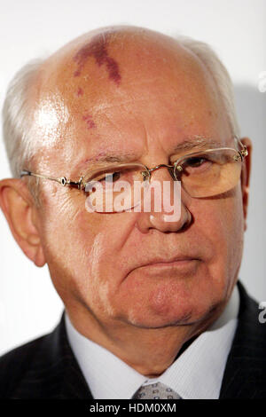 Ehemalige sowjetische Führer Mikhail Gorbachev auf einer Pressekonferenz vor der 8. jährlichen Green Cross Millennium Awards Dinner in Los Angeles, Kalifornien auf Mittwoch, 24. März 2004.  Gorbatschow wurde geehrt für seine Führung in Umweltfragen. Foto von Francis Specker Stockfoto