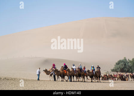 Touristen warten auf Kamel, Wüste Gobi Stockfoto