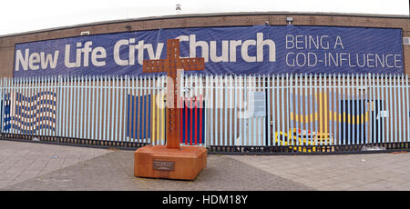 Belfast fällt Rd neue Leben Stadtkirche und Eisernen Kreuz, dass Sie einen Gott Einfluss Stockfoto