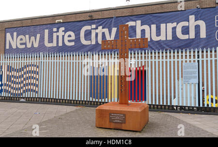 Belfast fällt Rd neue Leben Stadtkirche und Eisernes Kreuz Stockfoto