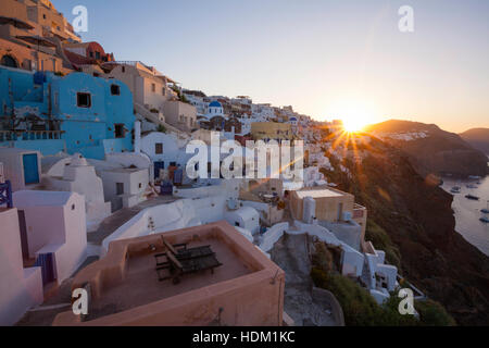 Sonnenaufgang über dem ruhigen Stadt Oia, Santorini, Griechenland Stockfoto