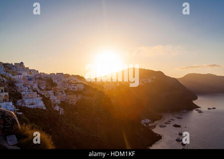 Sonnenaufgang über dem ruhigen Stadt Oia, Santorini, Griechenland Stockfoto