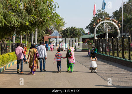 HYDERABAD, Indien - Dezember 11,2016 Besucher am Nehru Zoological Park auch bekannt als Hyderabad Zoo in Hyderabad. Stockfoto