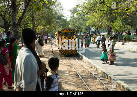 HYDERABAD, Indien - Dezember 11,2016 eine Spielzeugeisenbahn bahnt sich ihren Weg entlang der Gleise im Nehru Zoologica Park in Hyderabad. Stockfoto