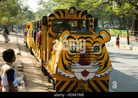 HYDERABAD, Indien - Dezember 11,2016 eine Spielzeugeisenbahn bahnt sich ihren Weg entlang der Gleise im Nehru Zoologica Park in Hyderabad. Stockfoto