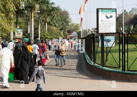 HYDERABAD, Indien - Dezember 11,2016 Besucher am Nehru Zoological Park auch bekannt als Hyderabad Zoo in Hyderabad. Stockfoto