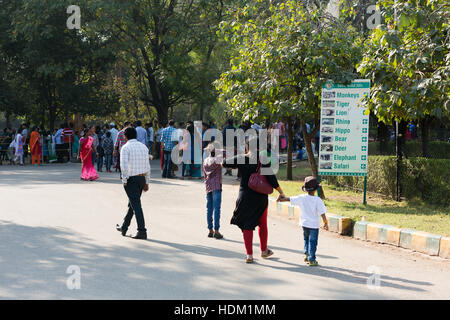 HYDERABAD, Indien - Dezember 11,2016 Besucher am Nehru Zoological Park auch bekannt als Hyderabad Zoo in Hyderabad. Stockfoto