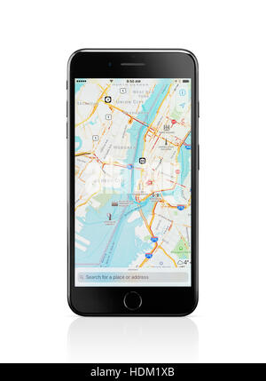 Apple iPhone 7 Plus mit Apple Maps GPS Navigationskarte, New York City downtown auf seinem Display auf weißem Hintergrund mit Beschneidungspfad isoliert Stockfoto