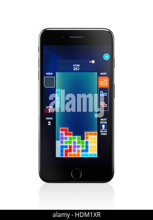 Apple iPhone 7 Plus mit Tetris, klassisches Videospiel auf dem Display isoliert auf weißem Hintergrund mit Beschneidungspfad Stockfoto