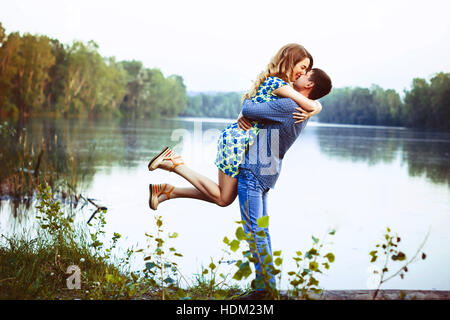 Junge Paar küssen und freut sich am See. Stockfoto