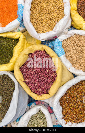 Säcke mit Hülsenfrüchten Bohnen auf dem Markt. Ansicht von oben Stockfoto